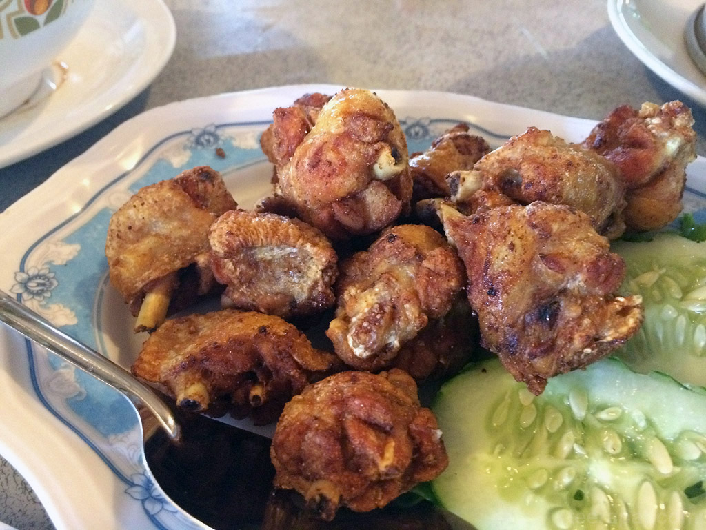 ไก่รวนเค็ม ทอดแห้งๆ กรอบนิดๆ เค็มกำลังดี จิ้มกับซอสพริก อร่อยครับ KruaHuaNa_10