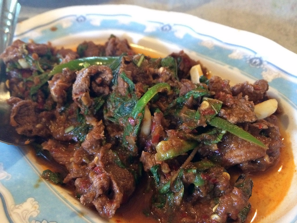 ผัดเผ็ดเก้ง เมนูอาหารป่าที่ร้านแนะนำ ตอนแรกคิดว่าจะมีกลิ่นสาบ ปรากฎไม่มีเลย จานนี้เผ็ดร้อนมาเช่นกัน กลิ่นเครื่องแกงมาเต็ม กินไปปาดเหงื่อไป KruaHuaNa_08