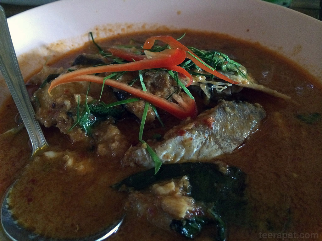 ฉู่ฉี่ปลาเนื้ออ่อน จานนี้เราชอบมากที่สุดของร้าน เครื่องแกงหอมอร่อย เผ็ดกำลังดี ปลาสดมาก นุ่ม แนะนำอีกจานครับ KruaThongTin_10