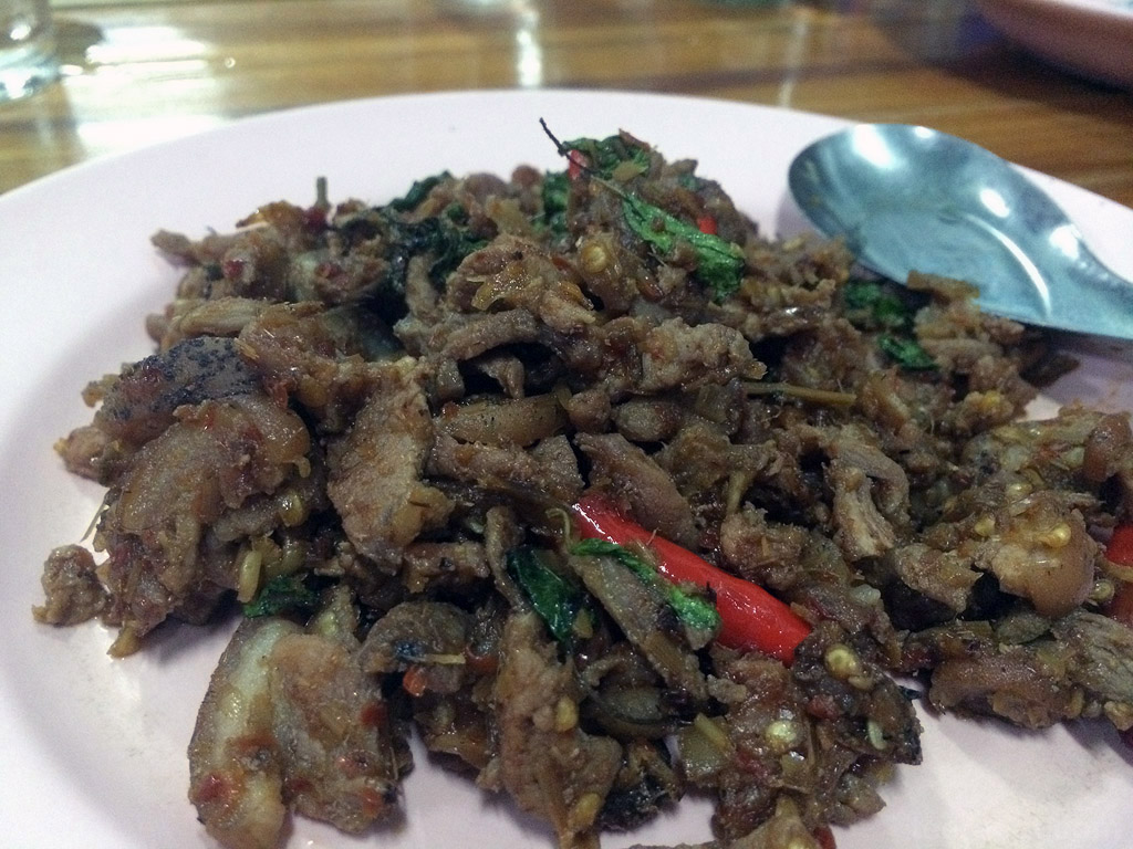 จานแรกที่มาเป้น ผัดเผ็ดหมูป่า หน้าตาและรสชาติไม่คุ้น เผ็ดร้อนเครื่องแกงมาก กลิ่นออกสมุนไพรๆ ผัดมาแบบแห้งๆ อารมณ์คล้ายคั่วกลิ้งเหมือนกัน KruaArsa_06