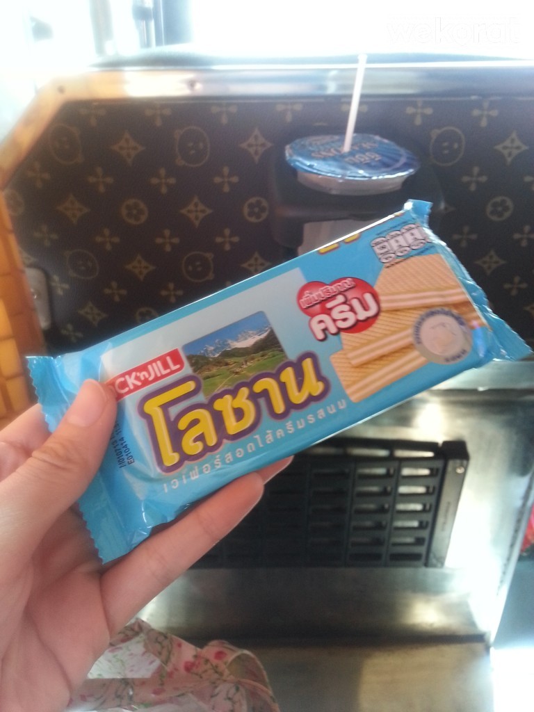 ของแจกบนรถเป็นเวเฟอร์โลซาน และมีเสิร์ฟน้ำทุกชม.