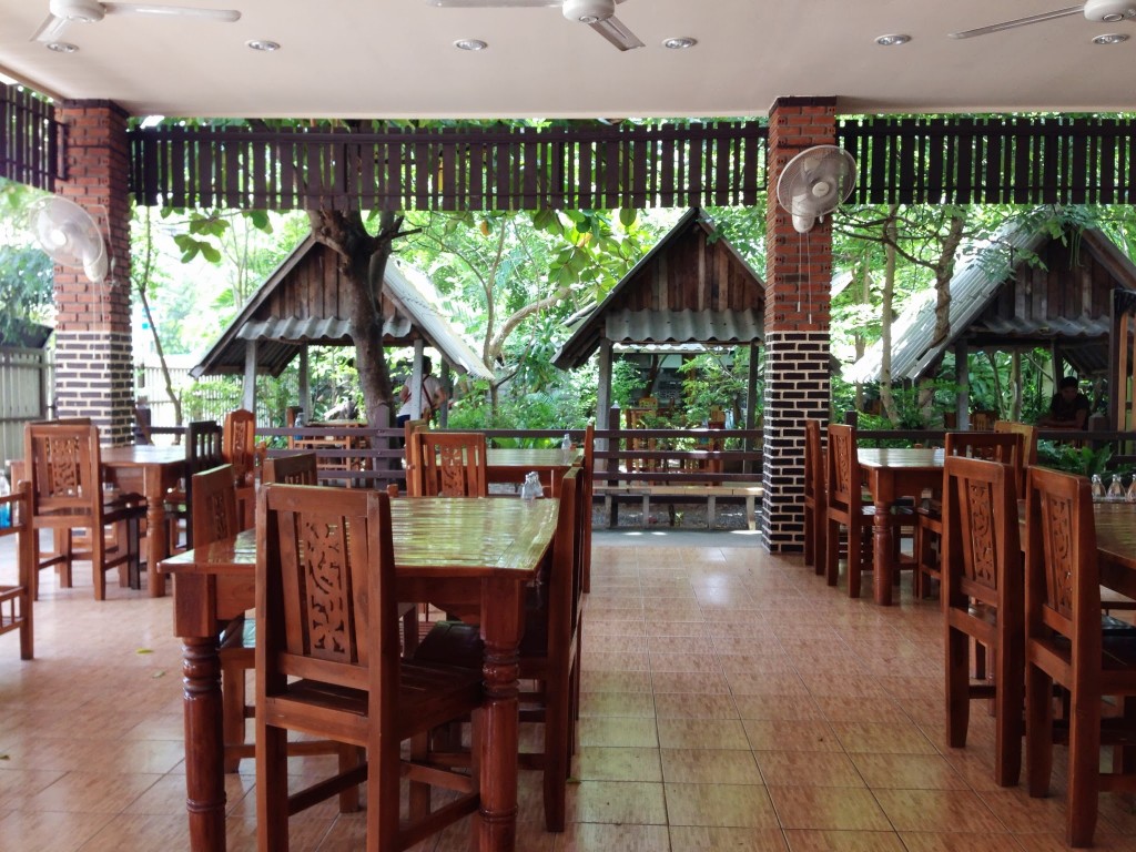 บรรยากาศในร้าน ลาบเกินร้อย สืบศิริ 30