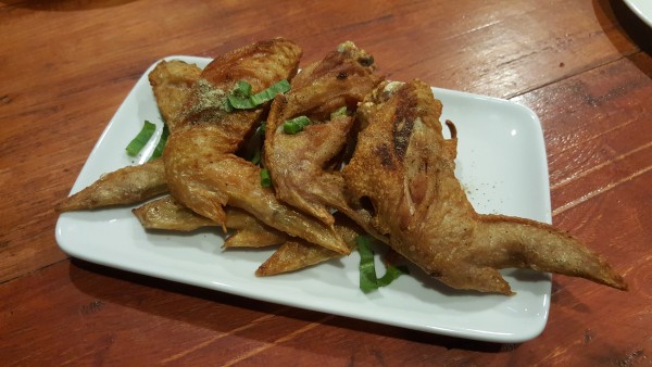 ปีกไก่ทอด-ลาบลอย