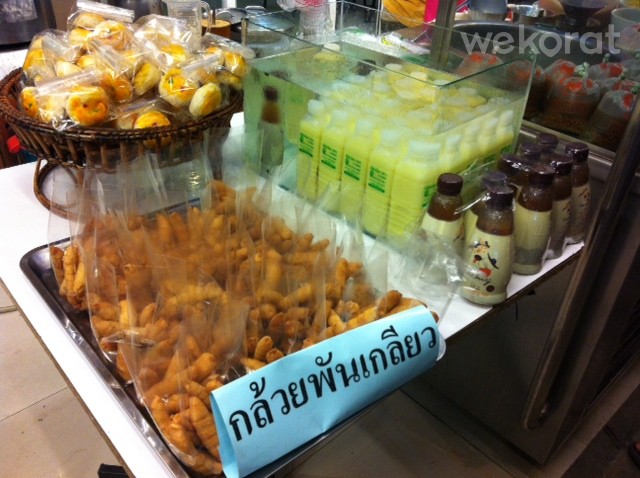 กล้วยพันเกลียว ขนมเปี๊ยะและน้ำนมข้าวโพด