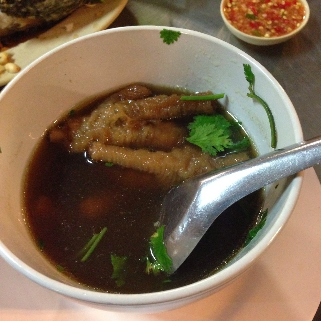ขาไก่ตุ๋นน้ำแดง