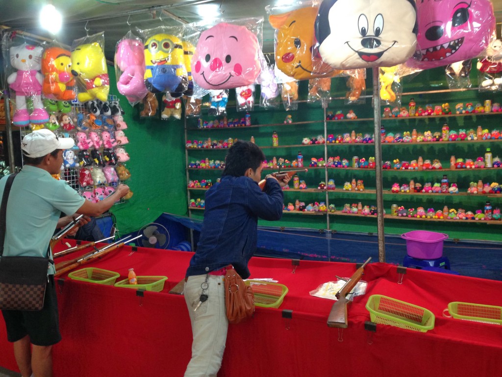 มีซุ้มเกมยิงปืน ปาลูกดอกด้วย