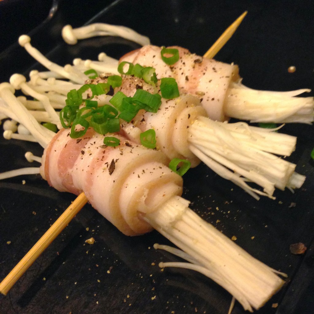 เบคอนพันเห็ดเข็มทอง