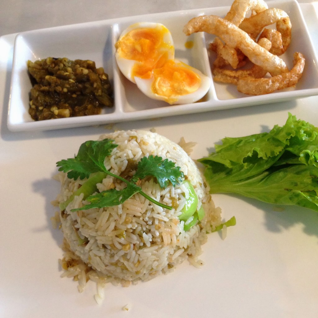 ข้าวผัดน้ำพริกหนุ่มกากหมูกับไข่ต้มยางมะตูม