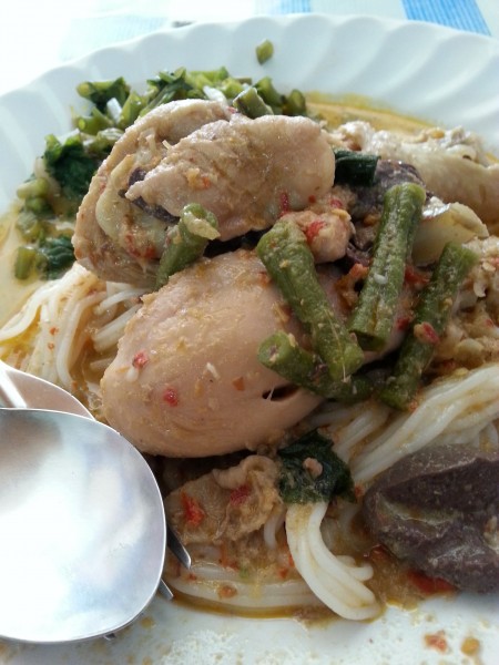 ขนมจีนแกงไก่โพธิ์กลาง