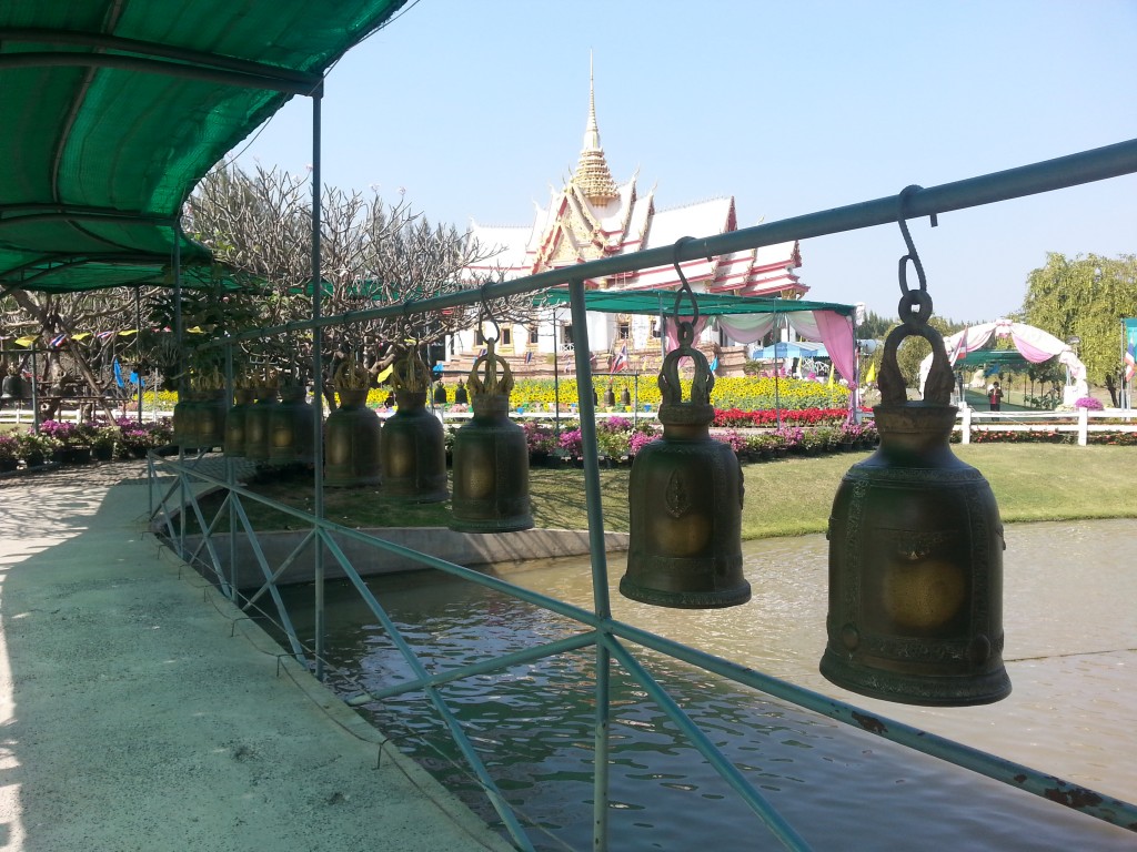 บรรยากาศทางเดินภายในวัดหลวงพ่อโต