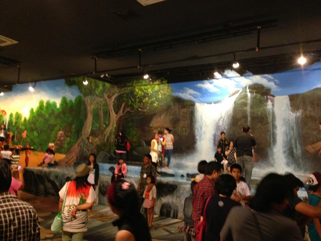 บรรยากาศจำลองน้ำตกเหวสุวัต