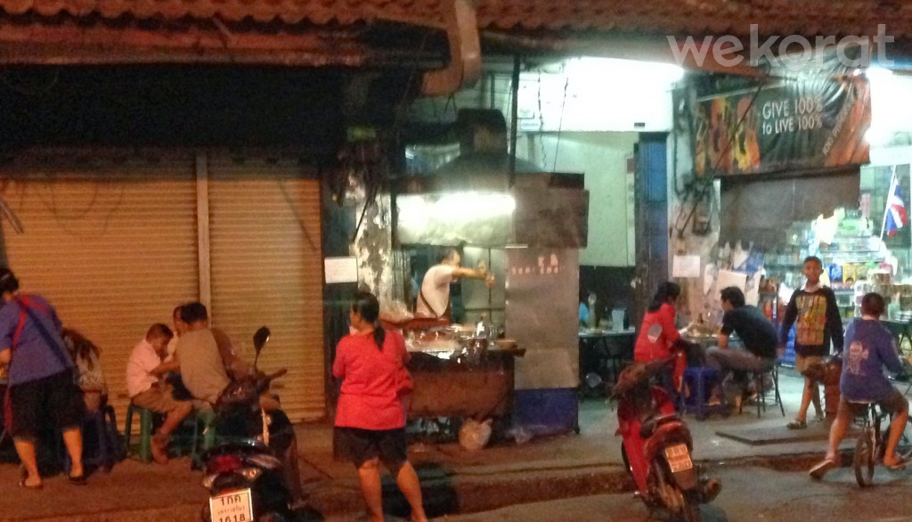 ร้านผัดไทยตาเก๊า คนเยอะทุกคืน
