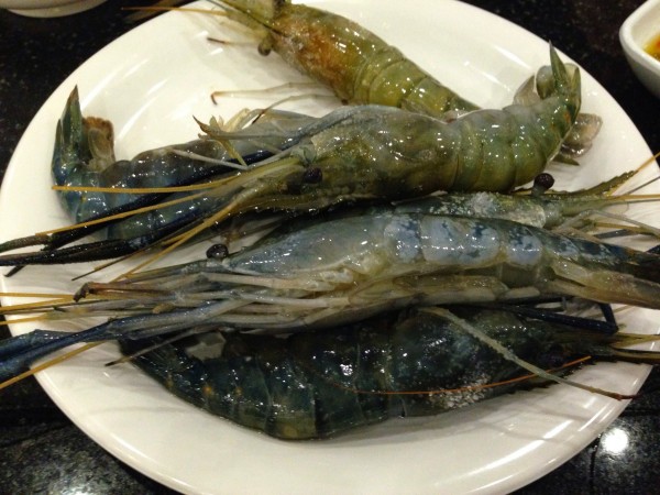 กุ้งแม่น้ำ รวมในบุฟเฟต์เช่นกัน แต่ต้องแกะเปลือกนะ