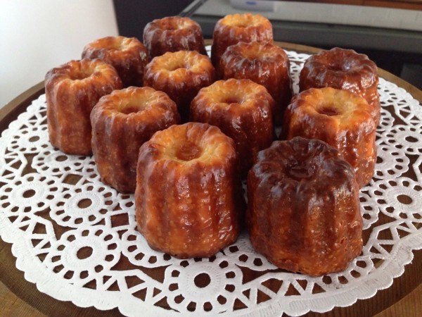กาเนอเลส์ (Caneles)