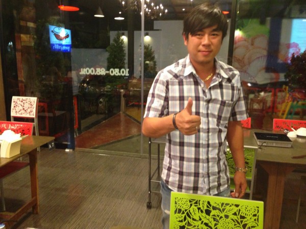 คุณเอ็ด ลูกชายของ P'Lek เจ้าของร้าน