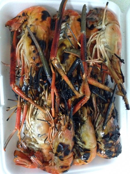 กุ้งเผาใส่กล่องโฟมอัดมาแน่น
