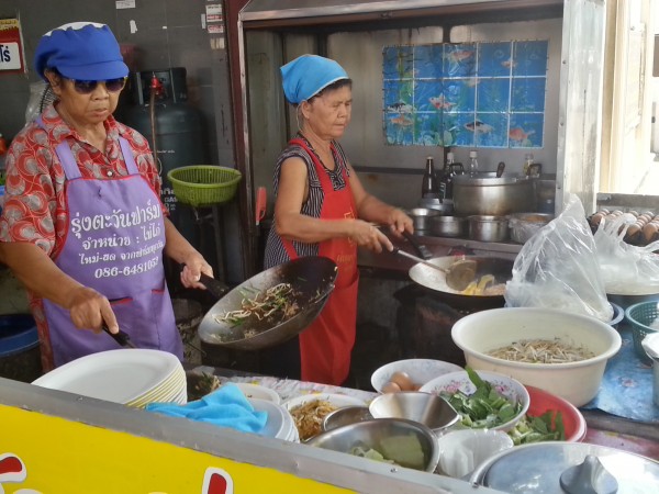 เป็นครัวเปิด ผัดให้ดูกันหน้าร้านเลย