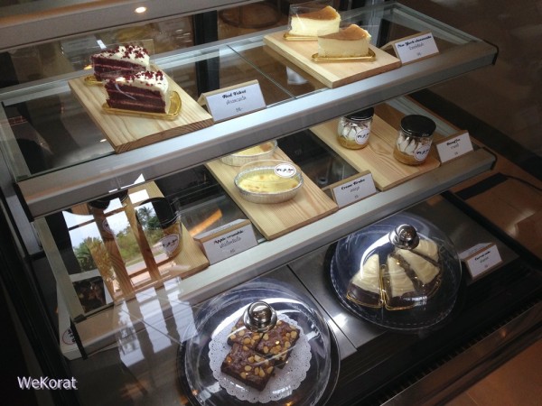 ขนมหวานมีให้เลือกหลายอย่าง
