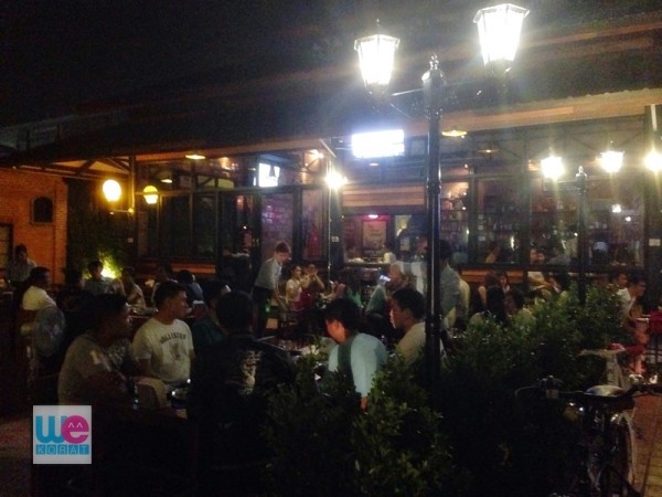 ยามค่ำของร้าน Garage