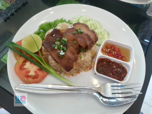 ข้าวผัดหมูย่างจิ้มแจ่ว