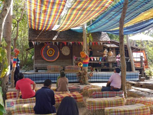 การแสดงดนตรีพื้นบ้าน