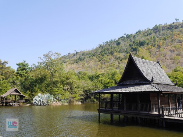เรือนไทยกลางน้ำ