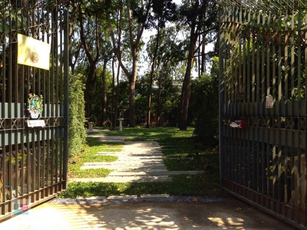ประตูใหญ่ก่อนเข้าสู่ร้าน De Forest
