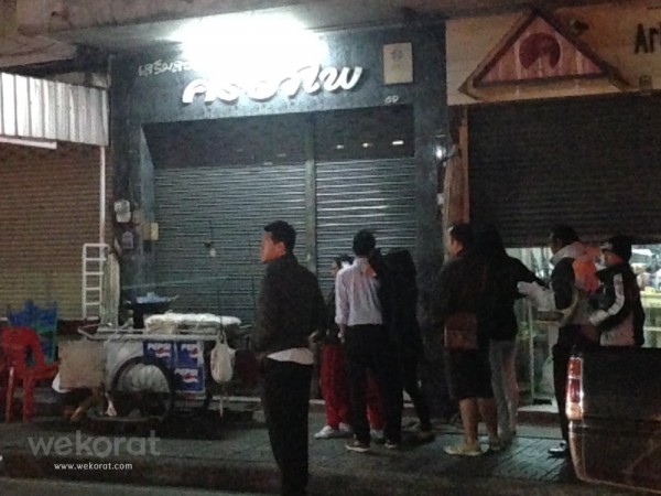 บางวันลูกค้ามาต่อคิวตั้งแต่รถเข็นเพิ่งมาตั้ง