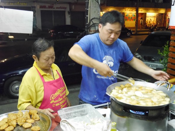 ขนมโอชินร้อนๆ ทอดจากเตา