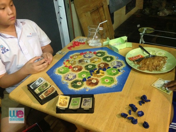 โต๊ะนี้เล่นเกม Catan เกมวางแผนยอดนิยมเกมหนึ่ง