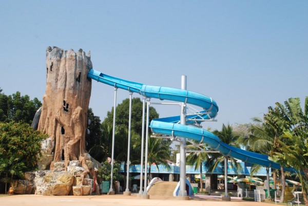 เครื่องเล่นในสวนน้ำสวนสัตว์นครราชสีมา (//www.koratzoo.org)