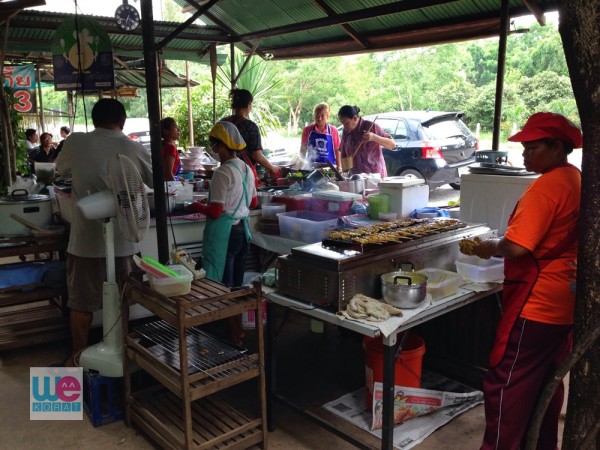 ก๋วยเตี๋ยว หมูสะเต๊ะ ก็ทำกันหน้าร้าน
