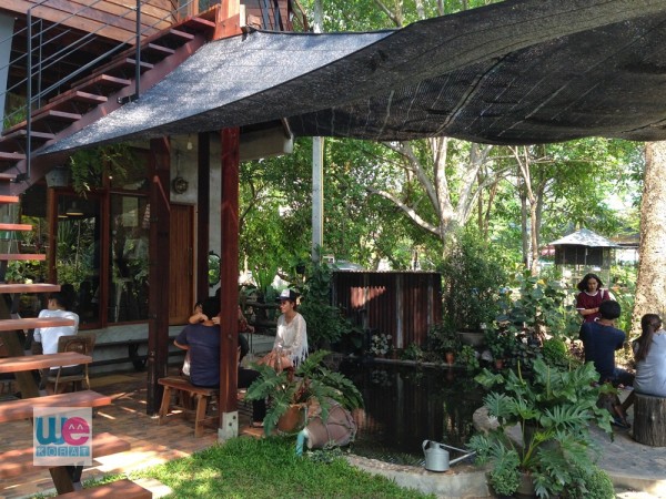 สวนร่มรื่นด้านนอก