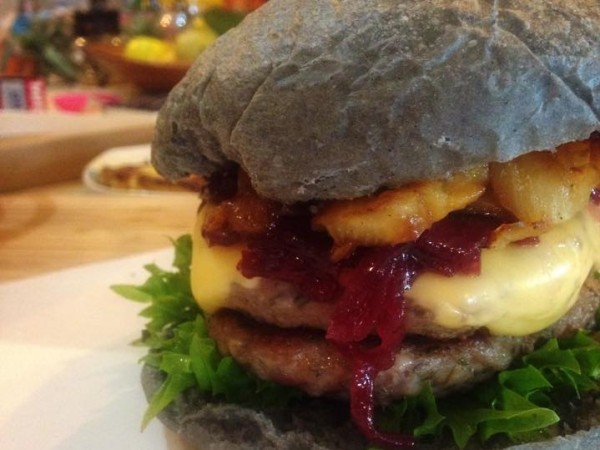 เบอร์เกอร์ถ่าน ร้าน Melty Vanilla (ภาพจาก Facebook ร้าน)