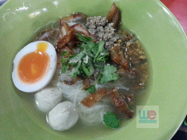 เส้นหมี่ขาวน้ำใสหมูกรอบ หมูแดง