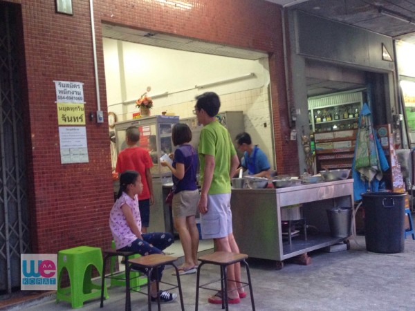 คนมารอกันจนต้องตั้งเก้าอี้ไว้ให้