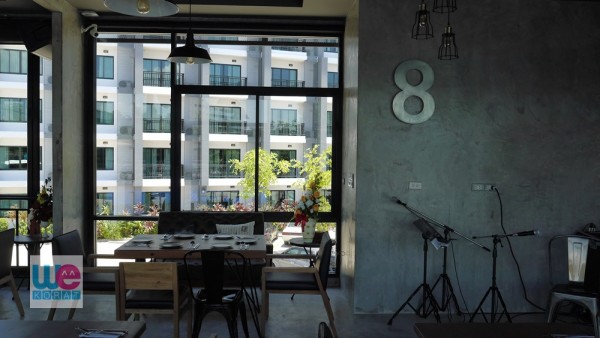 มุมดนตรีสดที่ชั้น 2 มีทั้งวงดนตรีและดีเจ