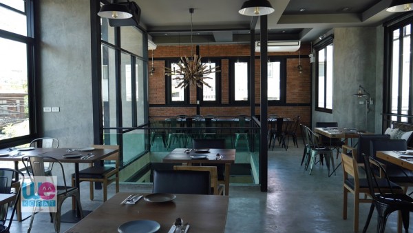 บรรยากาศชั้นสองร้าน 8 Bistro