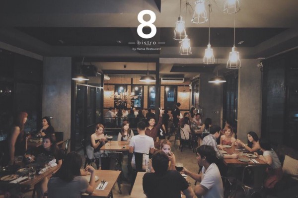 บรรยากาศในร้าน 8 Bistro (ภาพจาก Facebook)