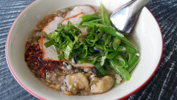 ก๋วยเตี๋ยวหมูน้ำใส โรยพริกคั่วมาให้ด้วย