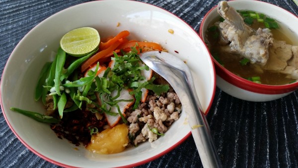 สั่งแบบแห้ง จะมีมะนาวมาให้ด้วย