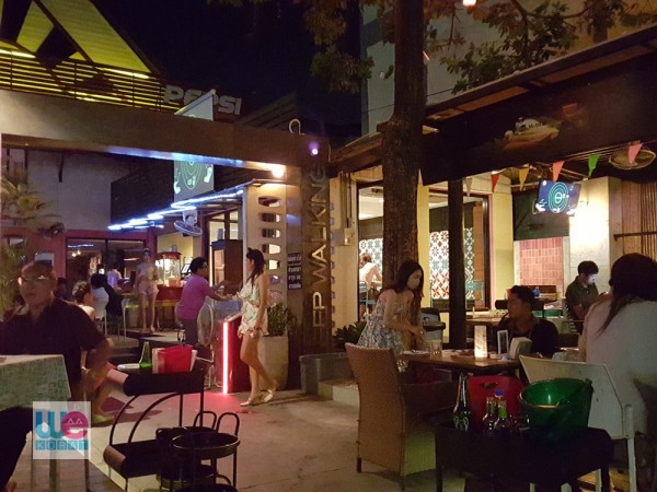 มุมนั่งด้านนอกร้าน