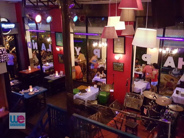 บรรยากาศด้านในร้าน มีวงดนตรีสดเล่น