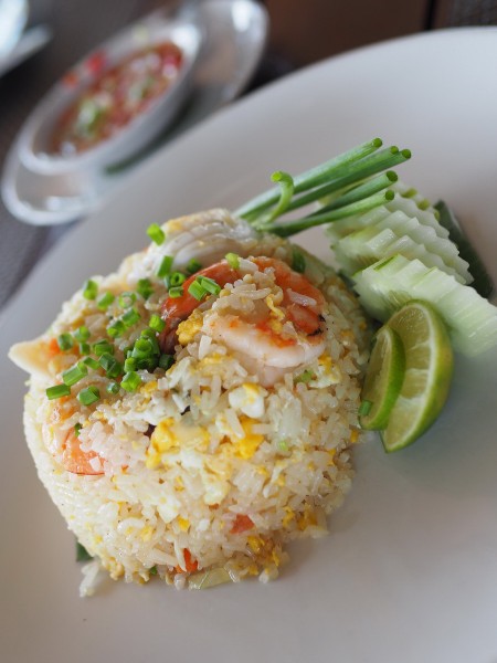ข้าวผัดทะเลรวม อยู่บนเขาแต่ของสดนะคะ ปลาหมึกยังเด้งอยู่เลย ทีเด็ดคือน้ำปลาพริก มันเลิศมาก