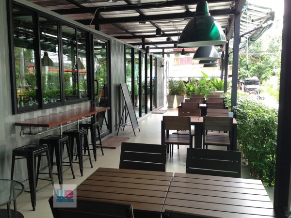 บริเวณด้านนอกร้าน
