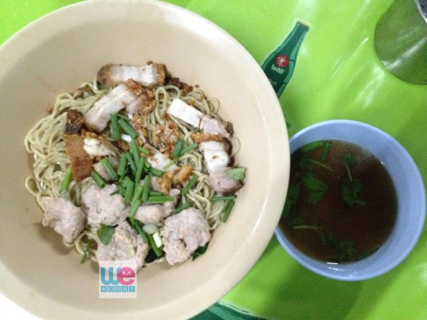 บะหมี่แห้งใส่หมูกรอบและหมูเด้ง