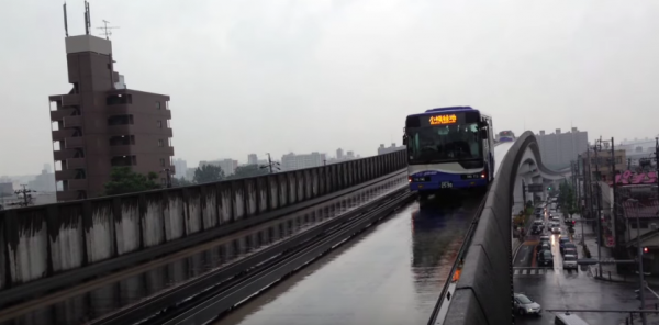 Sky Bus ในเมืองนาโกย่า ประเทศญี่ปุ่น ซึ่งเป็นต้นแบบอ้างอิงของโครงการ Sky Bus โคราช
