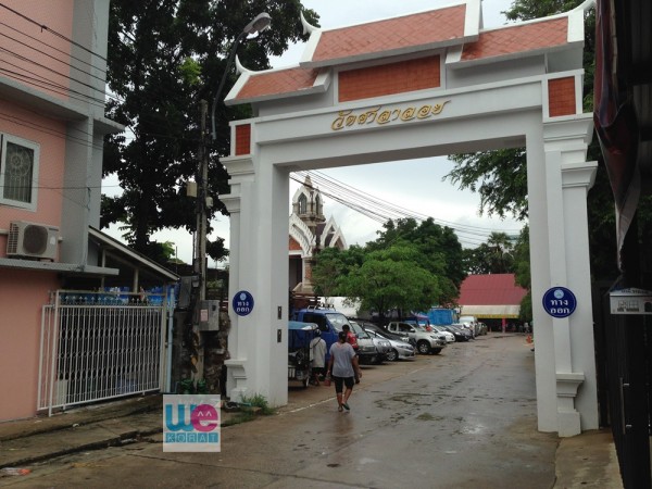 ประตูทางออก วัดศาลาลอย