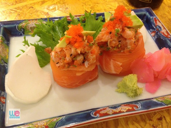 ข้าวปั้นหน้าแซลมอนยำไทย