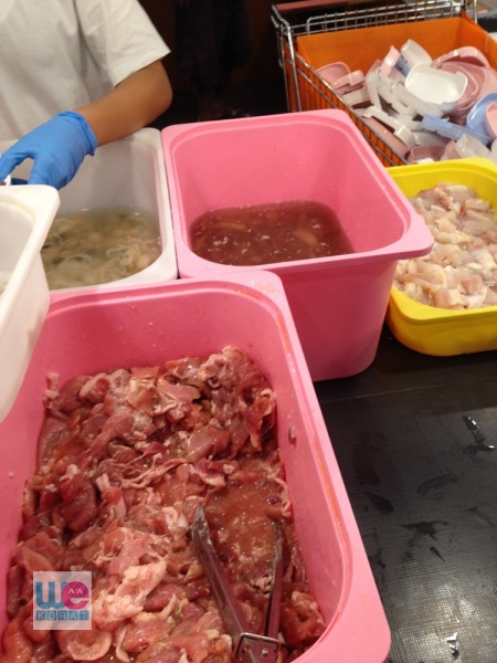 ของสดต้องต่อคิวให้ร้านตักให้